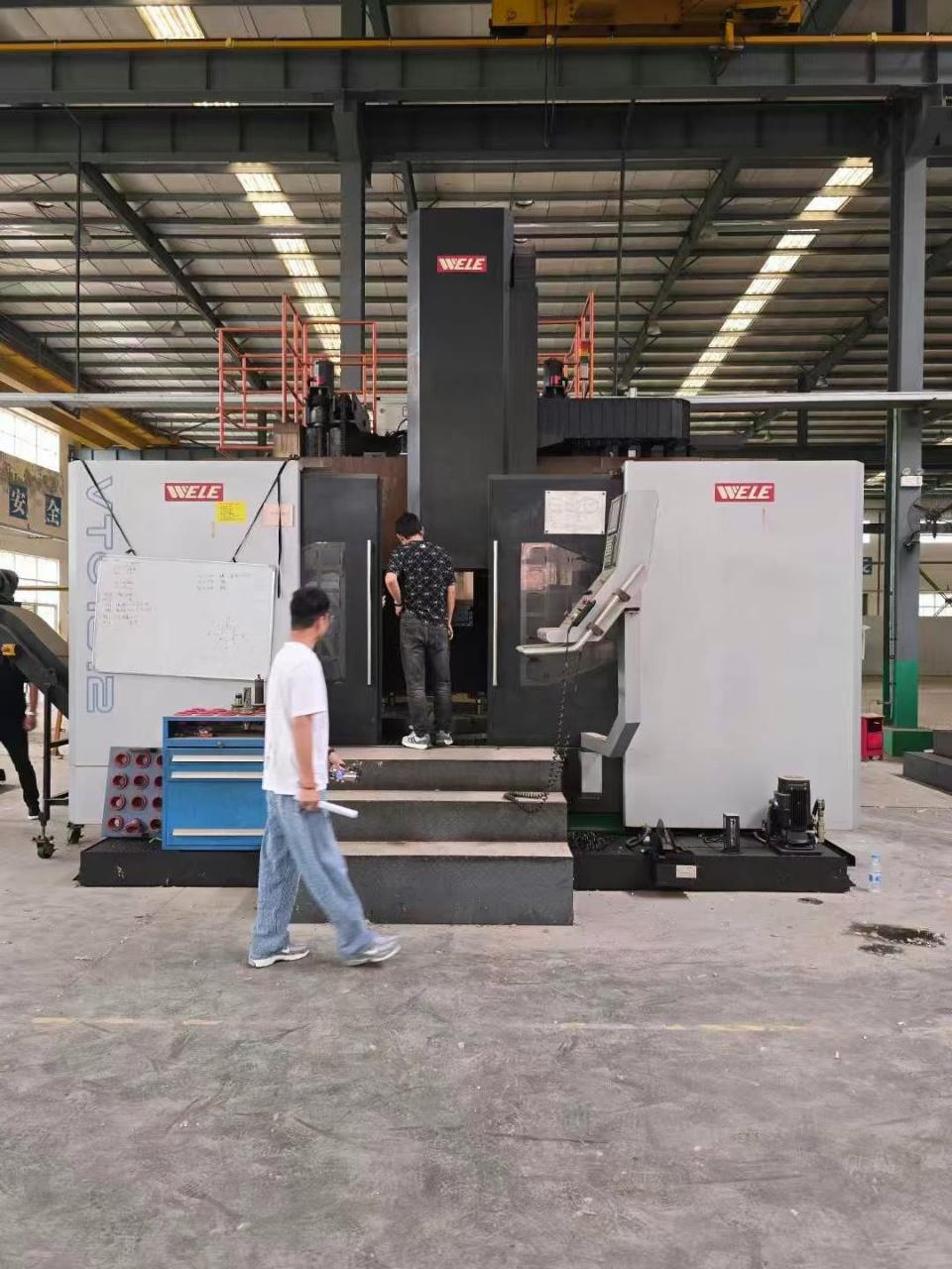 Вертикальный поворотно-фрезерный обрабатывающий центр