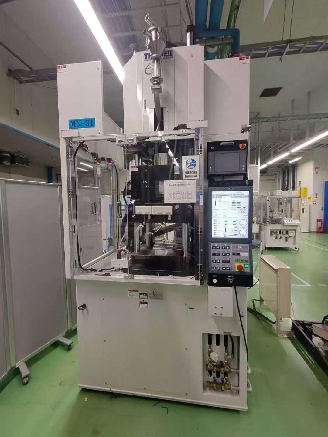 Вертикальная машина для впрыска пластмасс