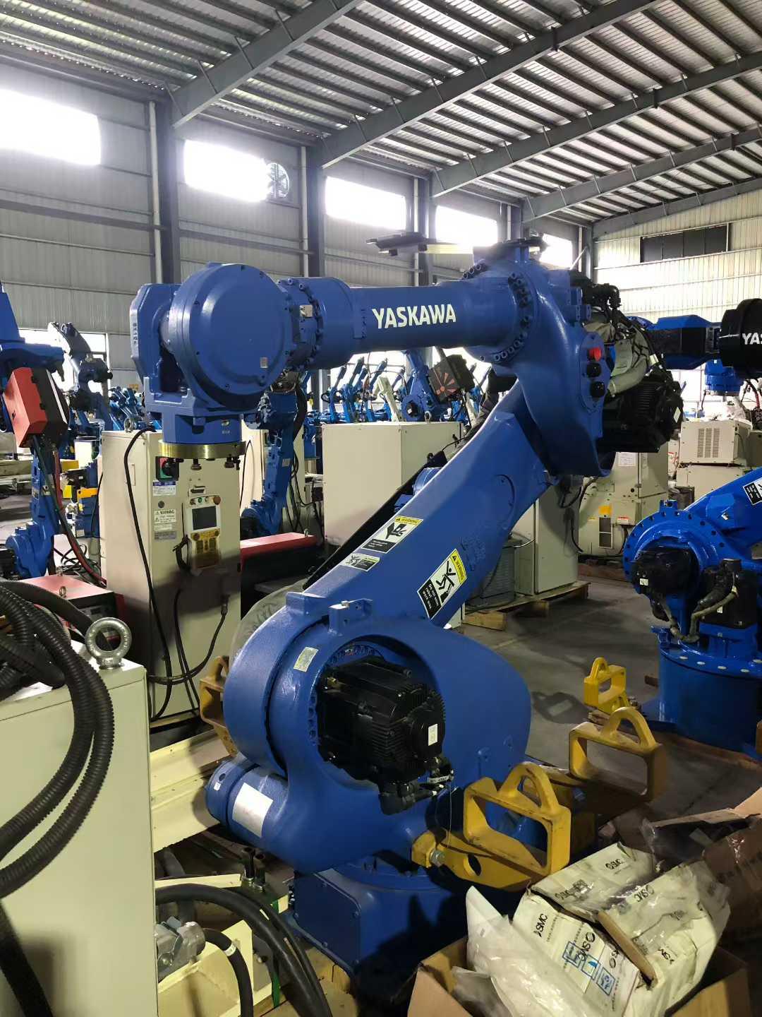 С помощью робота