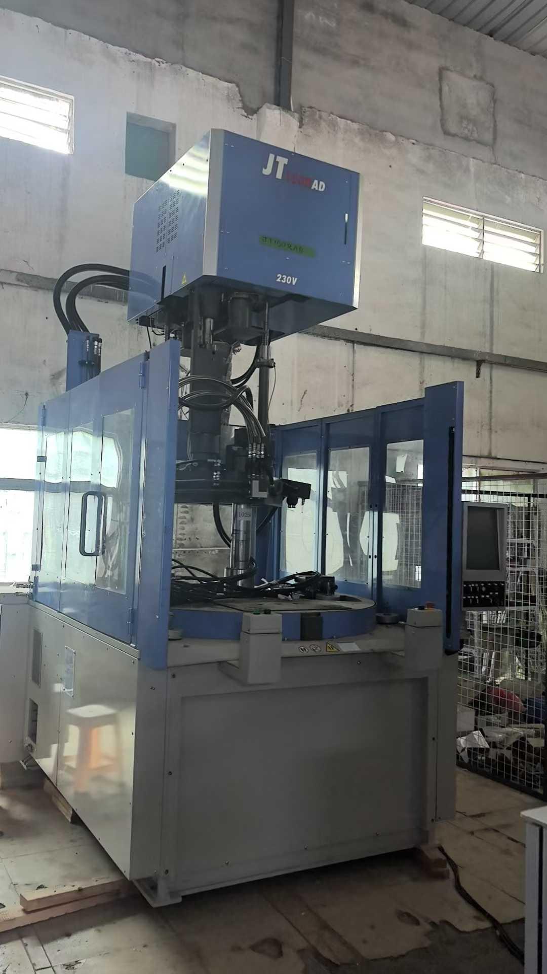 Вертикальная машина для впрыска пластмасс