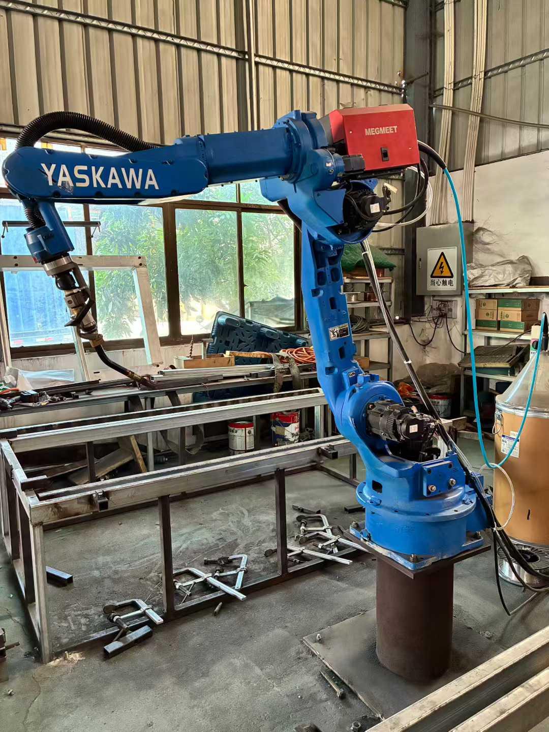 С помощью робота