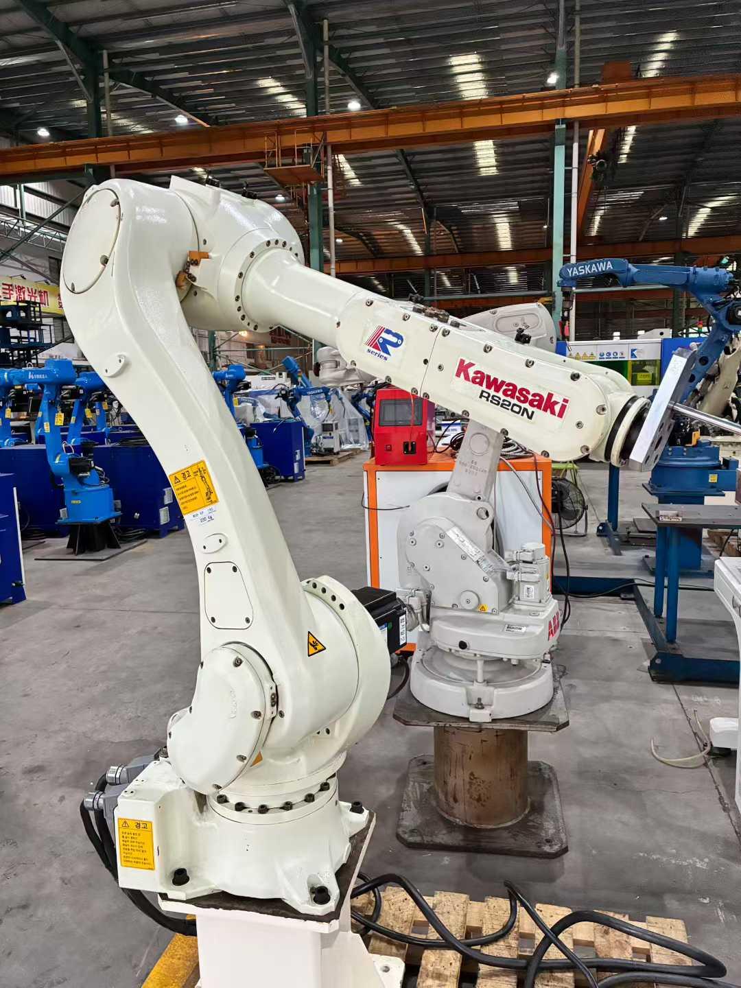 С помощью робота