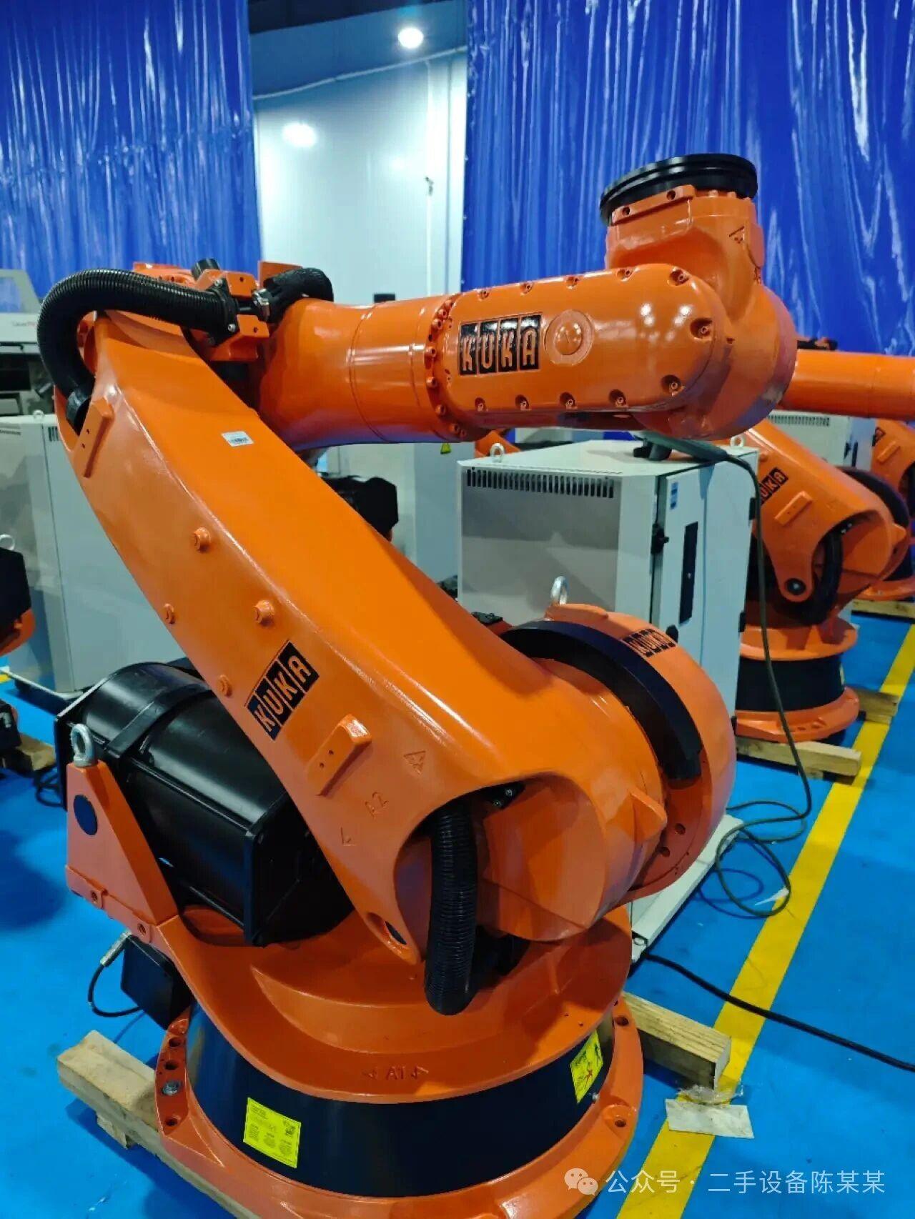 С помощью робота