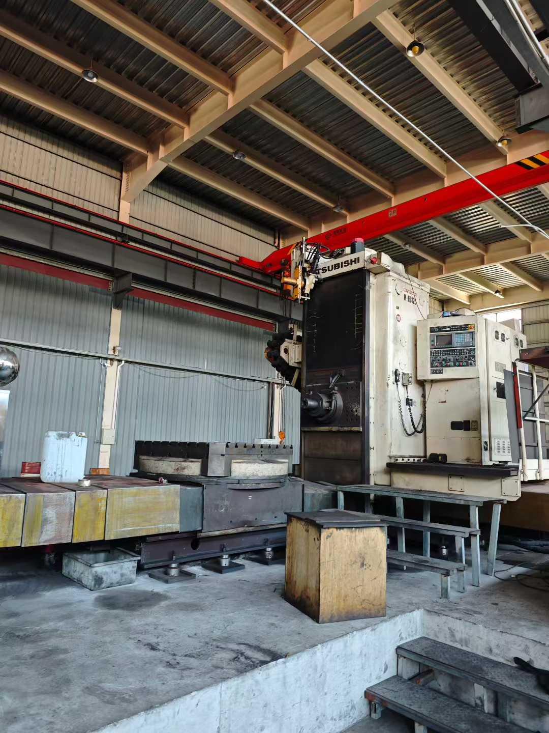 Скучная и фрезерная машина