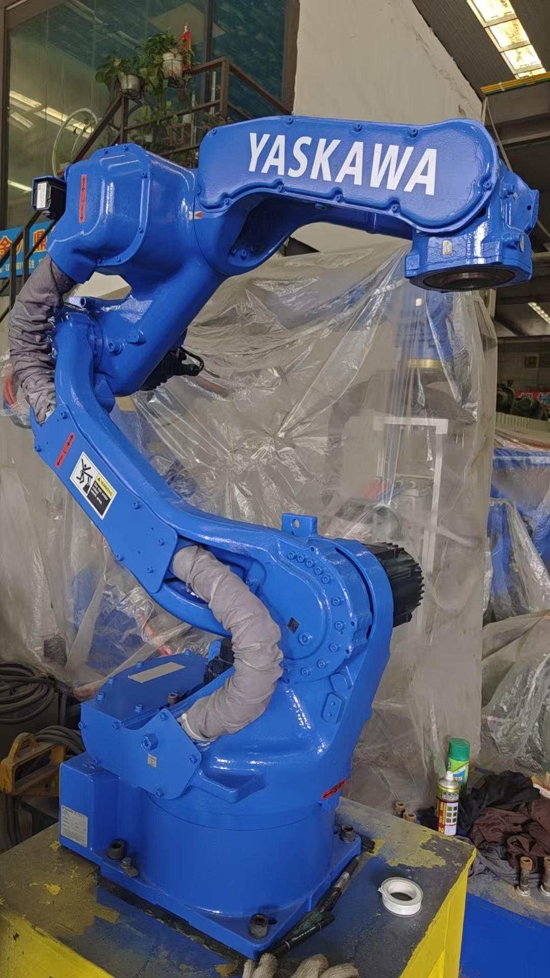 С помощью робота