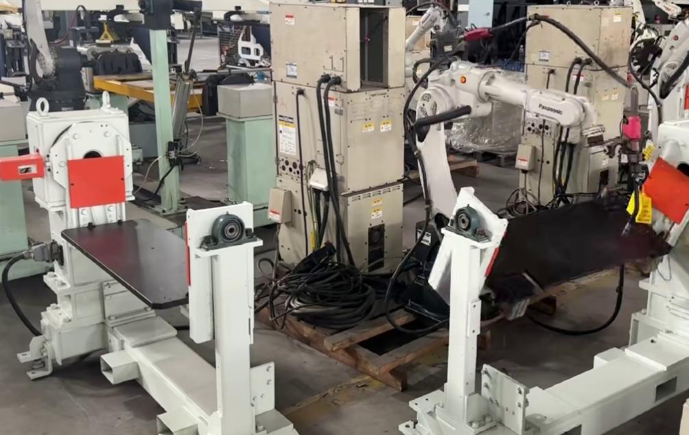 С помощью робота